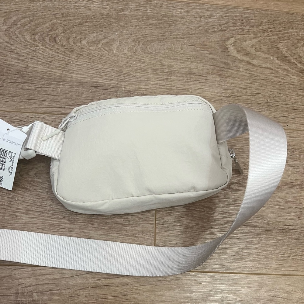Lululemon Everywhere Belt Bag White Opal - Picture 6 of 8